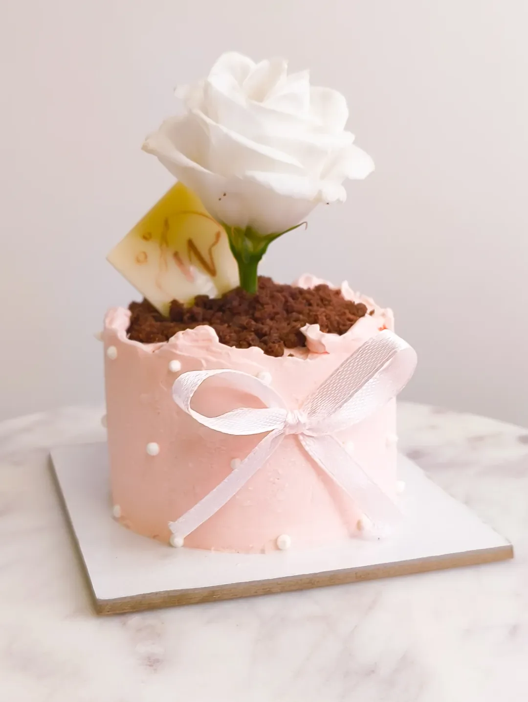 Torta monumentale con rosa bianca d'autore